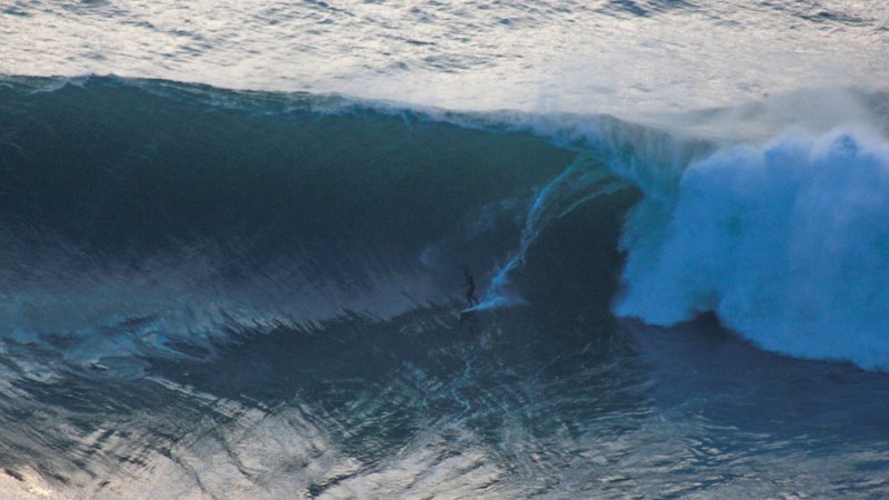 Θρίλερ με σέρφερ στις Σκωτίας: Βρέθηκε ζωντανός μετά από 30 ώρες μάχης με τα κύματα - Media