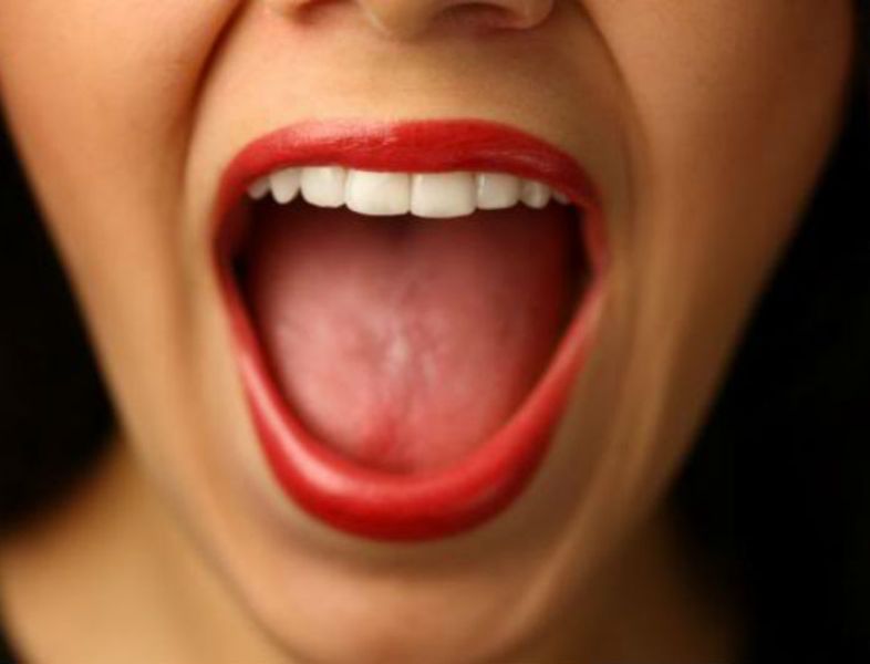 Ο «ύπουλος» καρκίνος του στόματος - Τα σημάδια που δεν πρέπει να αγνοούν (κυρίως) οι καπνιστές - Media