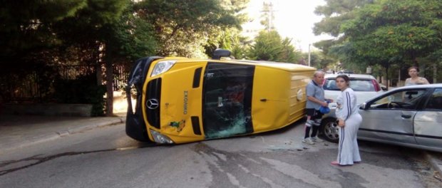 Χάος στα Βριλήσσια: Σχολικό τράκαρε και ανετράπη (Photos) - Media