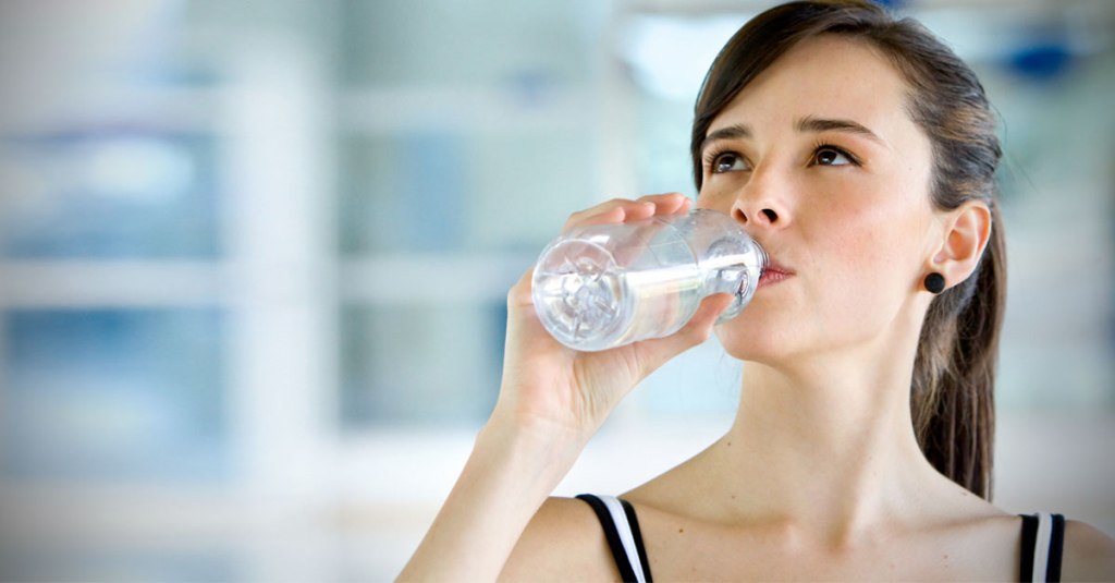 Πώς θα καταλάβεις ότι πίνεις όσο νερό πρέπει μέσα στην ημέρα; - Media