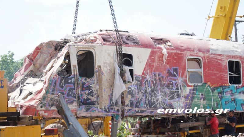 Άδενδρο: Ο επίλογος της σιδηροδρομικής τραγωδίας - Ανασύρθηκε η μηχανή (Video) - Media