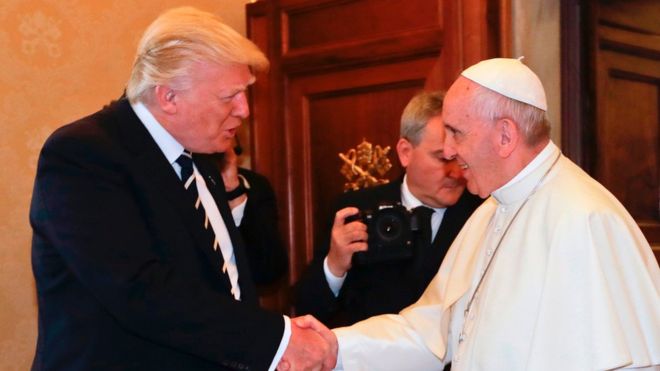 «Αμήχανη» η πρώτη συνάντηση Πάπα – Τραμπ στο Βατικανό ( Photos - Videos) - Media