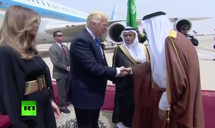 Προσγειώθηκε στη Σαουδική Αραβία ο Τραμπ - Χωρίς μαντίλα η Μελάνια - Media