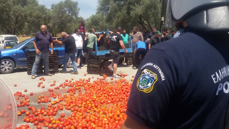 Με ντομάτες υποδέχθηκαν τον Τσιρώνη οι Κρητικοί αγρότες - Media