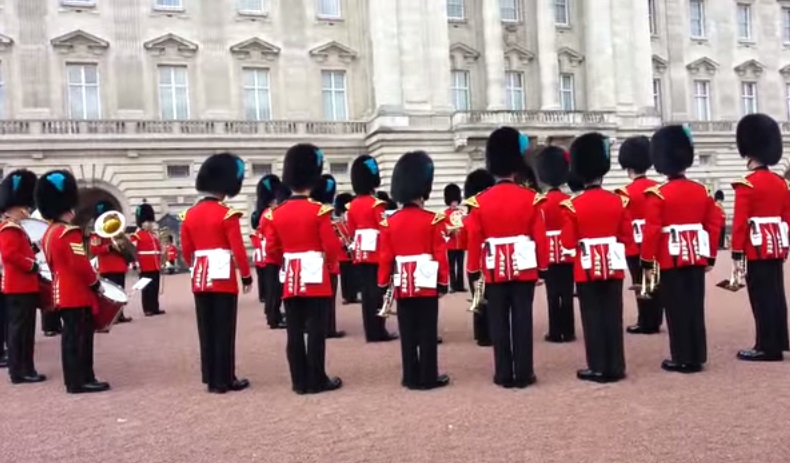 Όταν η φρουρά της βασίλισσας Ελισάβετ... τρομοκρατεί τουρίστες (Video) - Media