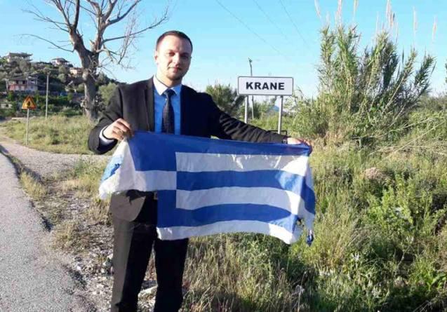 Αλβανοί εθνικιστές κατέβασαν και ποδοπάτησαν την ελληνική σημαία (Photos - Videos) - Media
