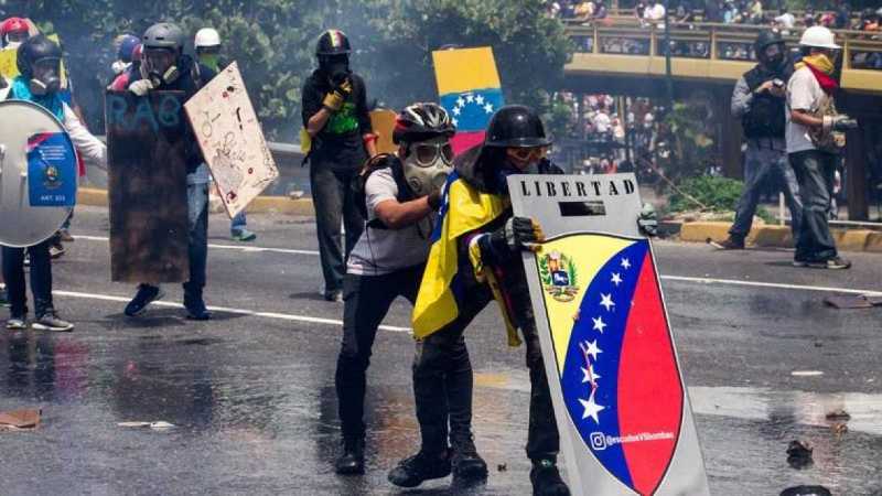 Σκηνές ωμής βίας στη Βενεζουέλα: Έβαλαν φωτιά σε διαδηλωτή (Photos) - Media