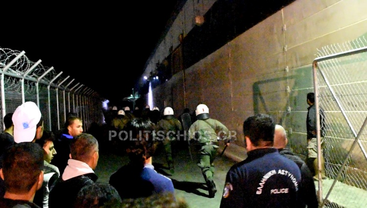 Χίος: Νυχτερινή έφοδος των ΜΑΤ στο hotspot της ΒΙ.ΑΛ (Video) - Media