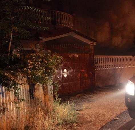 Φωτιές σε δύο σπίτια και «σκηνικό πολέμου» στο Μενίδι - Πέντε προσαγωγές από την Αστυνομία - Media