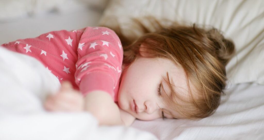 Πόσες ώρες ύπνου χρειάζεται ένα παιδί για να μεγαλώσει σωστά - Από βρέφος ως την εφηβεία - Media
