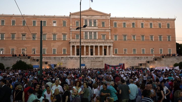 Συγκέντρωση πολιτών στο Σύνταγμα μετά από κάλεσμα των «Παραιτηθείτε» - Media