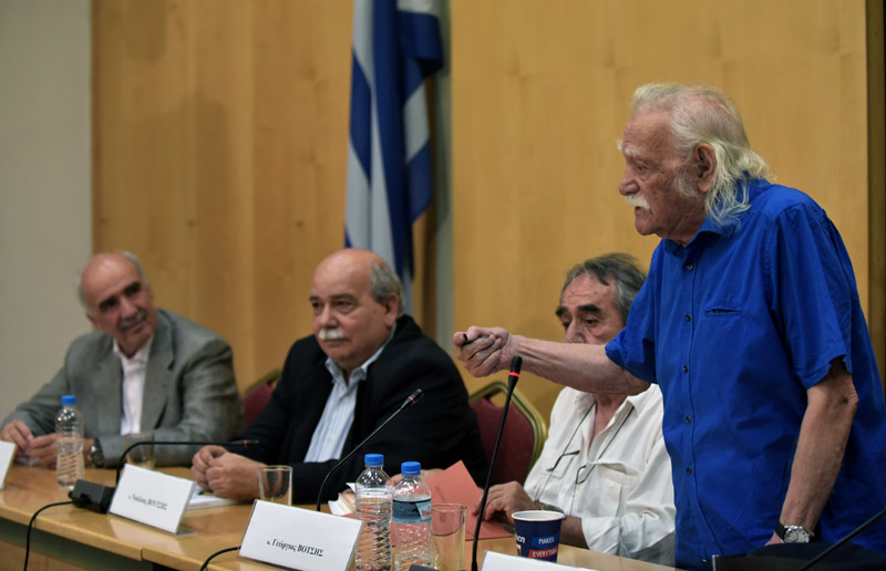 «Κι αν πεθάνω θα σας κυνηγάει η ύπαρξή μου» - Συγκινημένος ο Μανώλης Γλέζος στην παρουσίαση του βιβλίου του - Παρών και ο πρωθυπουργός - Media