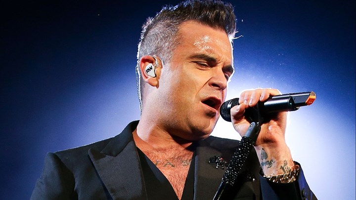Ξέσπασε σε λυγμούς και δεν «έβγαινε» η φωνή του - Συγκλόνισε ο Robbie Williams στη συναυλία για τα θύματα του Μάντσεστερ (Video) - Media