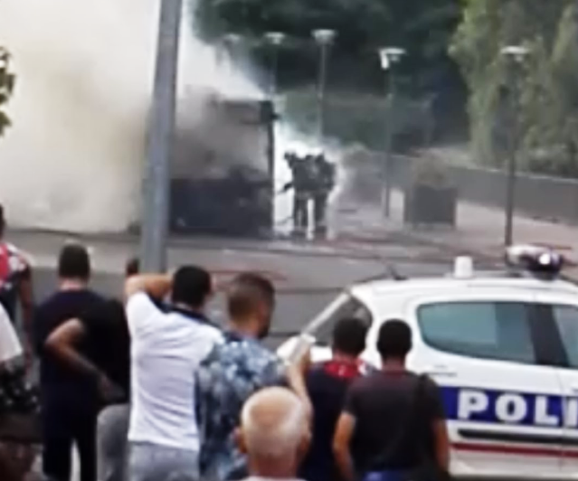 Έκρηξη σε τουριστικό λεωφορείο στο Παρίσι - Media