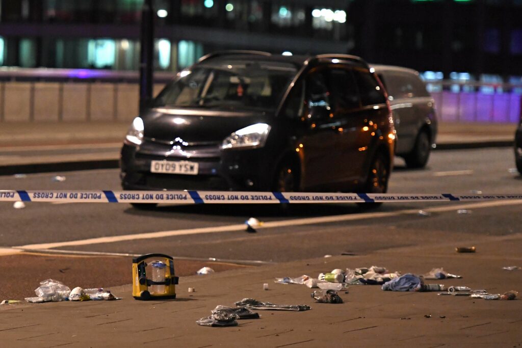 Ανθρωποκυνηγητό στο ανατολικό Λονδίνο - Αργηγός Αντιτρομοκρατικής: «Κοντά στην ταυτοποίηση των 3 τρομοκρατών» - Σε κρίσιμη κατάσταση 21 τραυματίες - Media