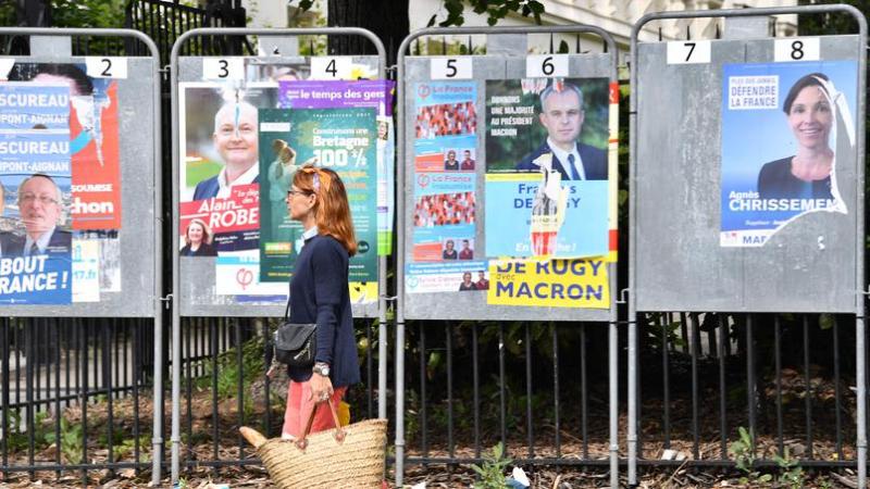Γαλλικές βουλευτικές εκλογές: Μειωμένη η προσέλευση -Ψήφισε ο Μακρόν με την Μπριζίτ στο πλευρό του (Video) - Media