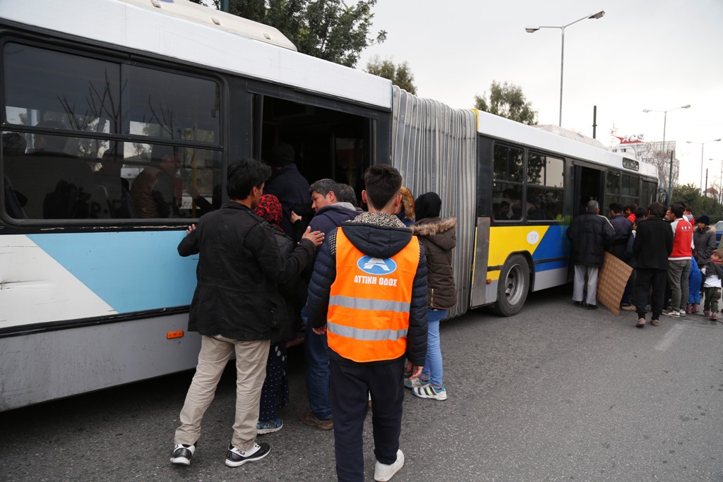Καταγγελίες για οδηγούς που αρνούνται να επιβιβάσουν πρόσφυγες στα λεωφορεία - Τι απαντά ο πρόεδρος του ΟΑΣΑ - Media
