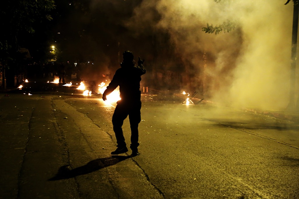 Επεισόδια με μολότοφ και πέτρες στα Εξάρχεια - Media