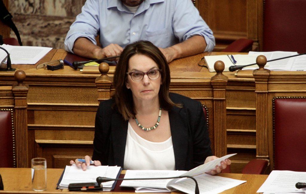 Στη Λάρισα η υφυπουργός Οικονομικών, Κατερίνα Παπανάτσιου, για την πυρκαγιά στην εφορία  - Media
