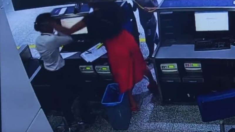 Γρονθοκόπησε υπάλληλο αεροδρομίου γιατί έχασε την πτήση της (Video) - Media