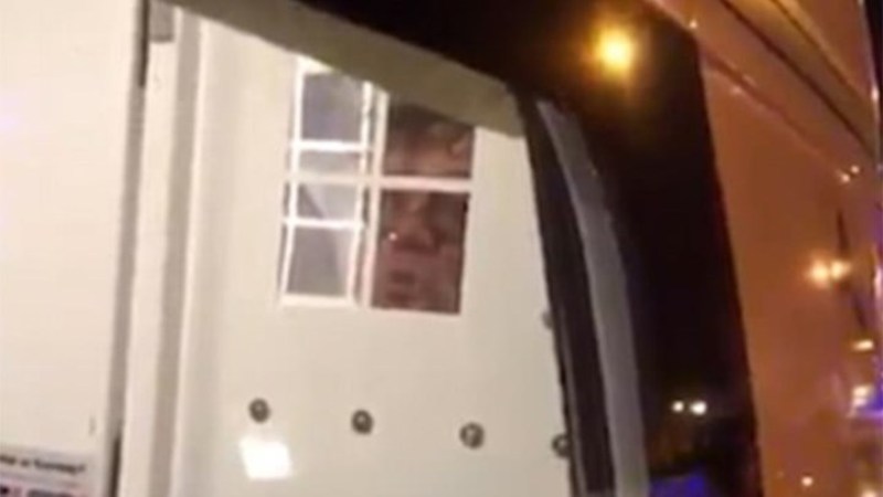 Εξοργιστικό: Ο δράστης έστελνε φιλιά μετά την επίθεση στο τζαμί (Video) - Media