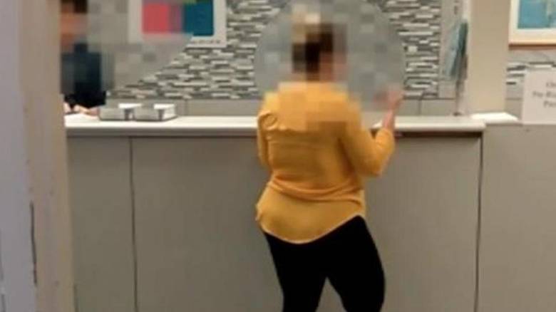 Ρατσιστικό παραλήρημα σε κλινική: Θέλω να εξετάσει το γιο μου λευκός γιατρός (Video) - Media