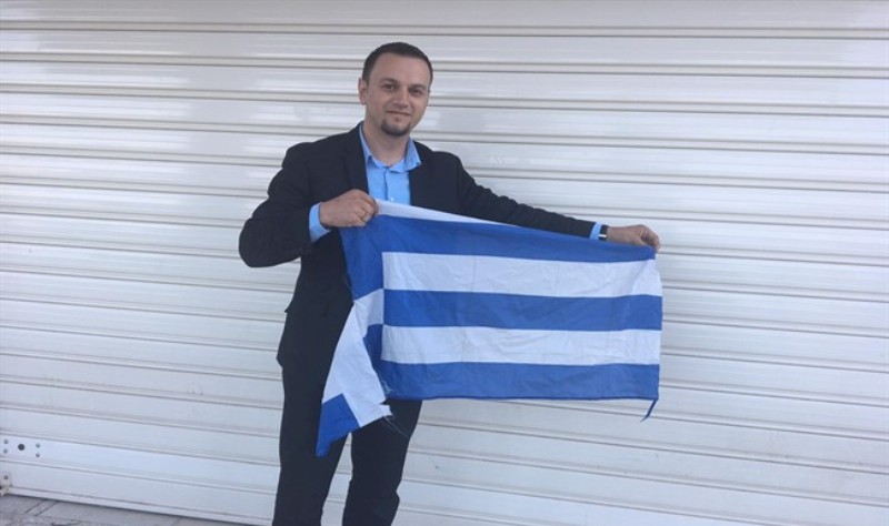 Συνελήφθη ο Αλβανός εξτρεμιστής που έκαιγε ελληνικές σημαίες - Media