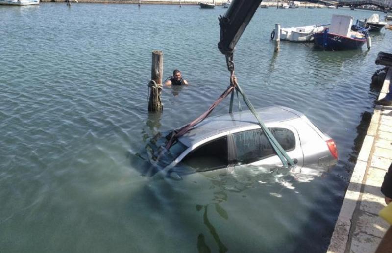 Έπεσε αυτοκίνητο στο λιμάνι του Πειραιά - Επιχείρηση διάσωσης του οδηγού - Media