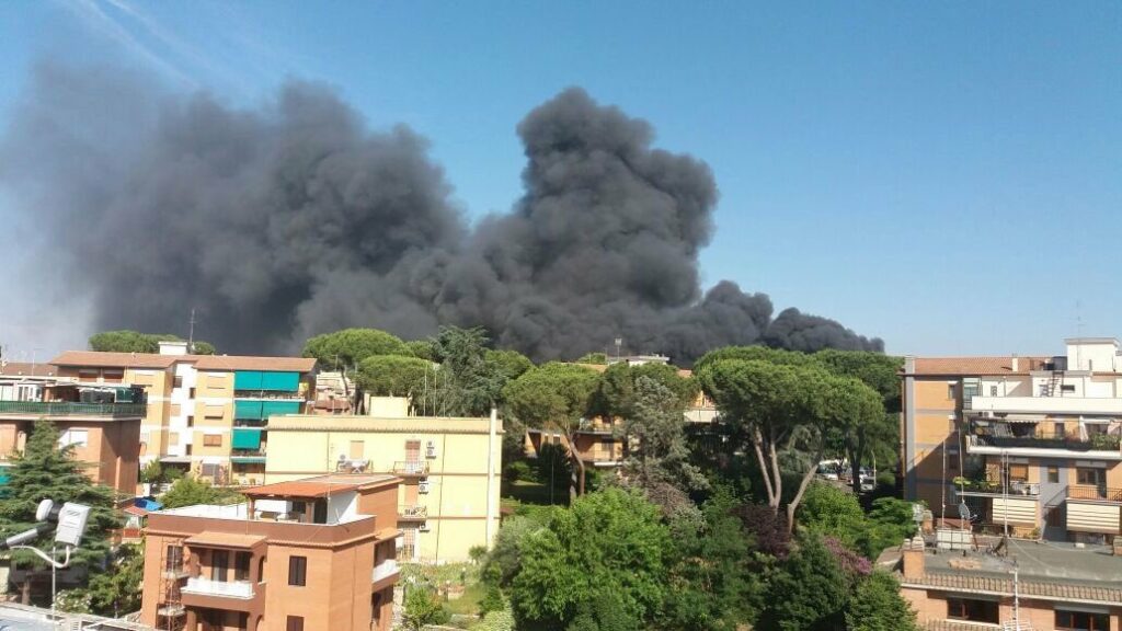 Πυρκαγιά στη Ρώμη: Μαύροι καπνοί πάνω από το Βατικανό (Photos-Videos) - Media