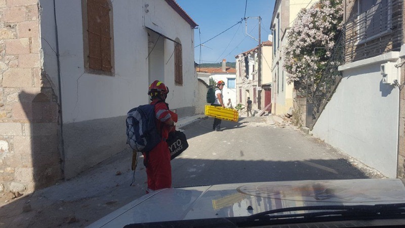 Οι διασώστες στη μάχη, στα ερείπια στη Μυτιλήνη (Photos)  - Media