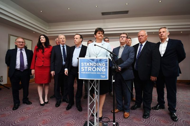 Αδιέξοδο στη Βρετανία: Συνεχίζονται οι συνομιλίες με τους Συντηρητικούς λέει η Φόστερ του DUP - Media