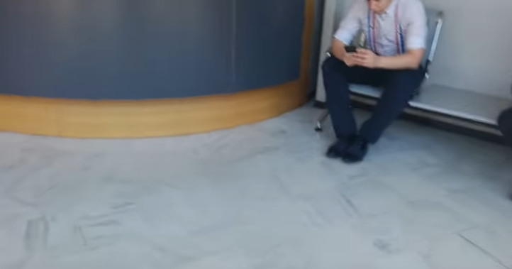 Βίντεο Σοκ: Αναρχικοί εισβάλλουν στα γραφεία εταιρείας στην Καλλιθέα – Τα έκαναν «γυαλιά καρφιά» - Media