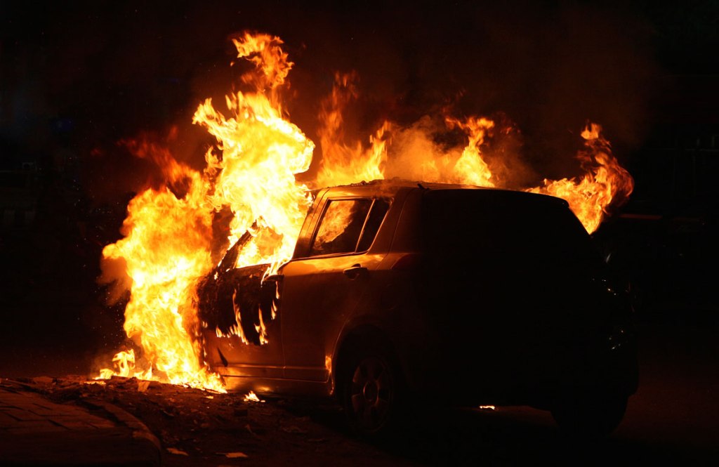 Πυρκαγιά σε αυτοκίνητo στην Αθηνών-Κορίνθου: Βρέθηκε νεκρός - Media