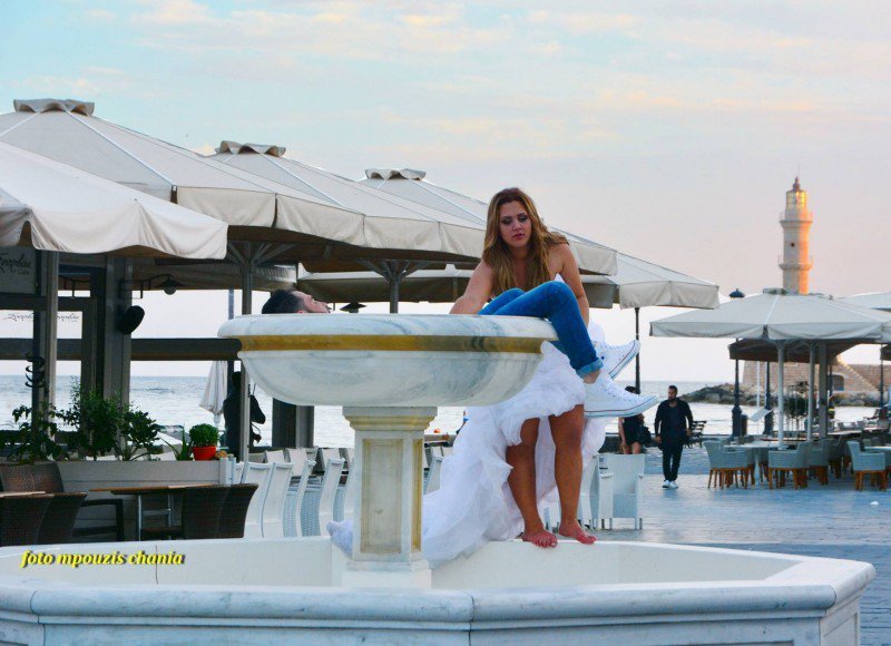 Χανιά: Μετά το γάμο συνέχισαν το γλέντι στο… σιντριβάνι! (Video) - Media