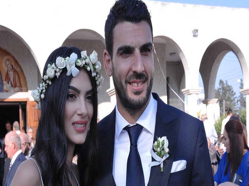 Πέταξαν αυγά αντί για ρύζι στον γάμο διάσημου ζευγαριού στην Κύπρο (Photos) - Media