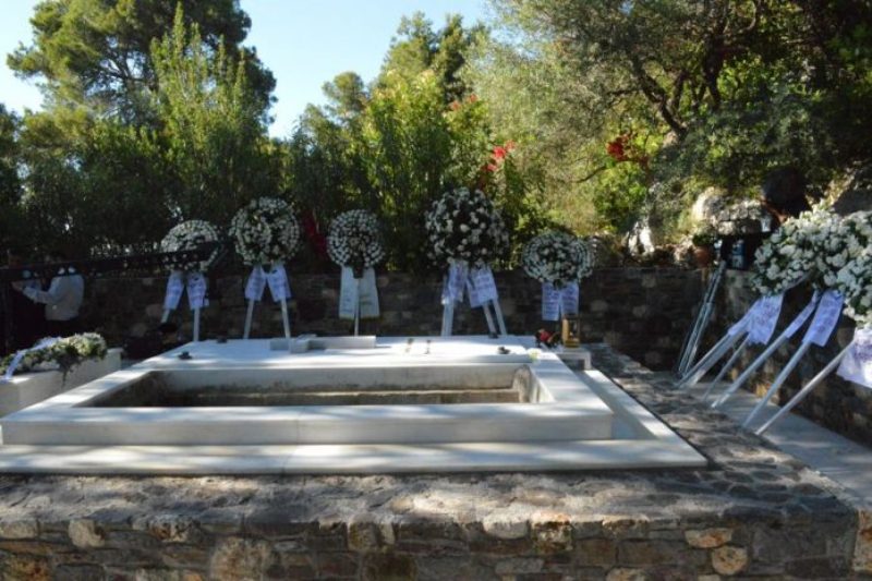 «Καλό ταξίδι πρόεδρε»: Τα στέφανα στη κηδεία Μητσοτάκη – Ποιοι τα έστειλαν παρά την τελευταία επιθυμία του (Photos) - Media