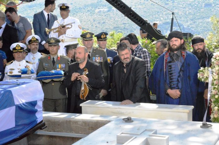 Η πολιτική μαντινάδα του Ζωιδάκη για τον Κυριάκο, πάνω στο μνήμα του Κωνσταντίνου Μητσοτάκη (Video) - Media