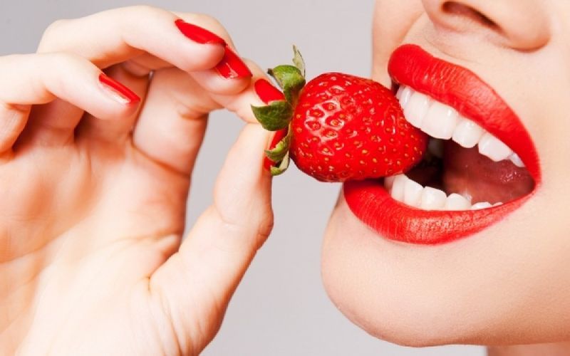 Πιο λευκά δόντια; Κάντε μπουκώματα με μηλόξυδο -  Χρήσιμες συμβουλές (Video) - Media