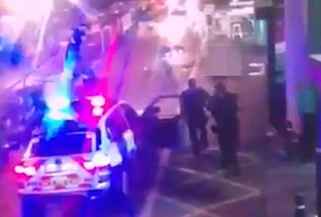 Η στιγμή που οι αστυνομικοί εκτελούν τους μακελάρηδες του Λονδίνου (Σκληρό Video) - Media