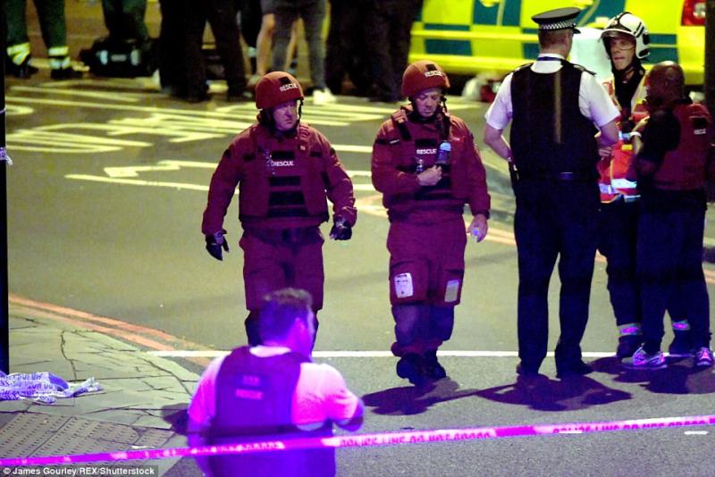 Πανικός στο Λονδίνο: Βαν έπεσε πάνω σε πεζούς έξω από τέμενος- 1 νεκρός, 10 τραυματίες-Συνελήφθη ο δράστης (Photos - Video) - Media