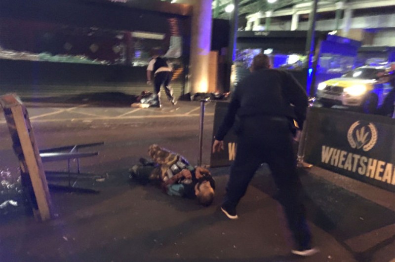 Σαν σκηνή από ταινία τρόμου: Η στιγμή που η αστυνομία σκοτώνει τους τρεις τρομοκράτες στο Λονδίνο (Video, σκληρές εικόνες) - Media