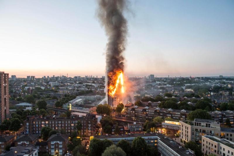 Εξήντα πολυώροφα κτίρια δεν πέρασαν τους ελέγχους ασφαλείας, μετά την φονική πυρκαγιά στο Λονδίνο - Media