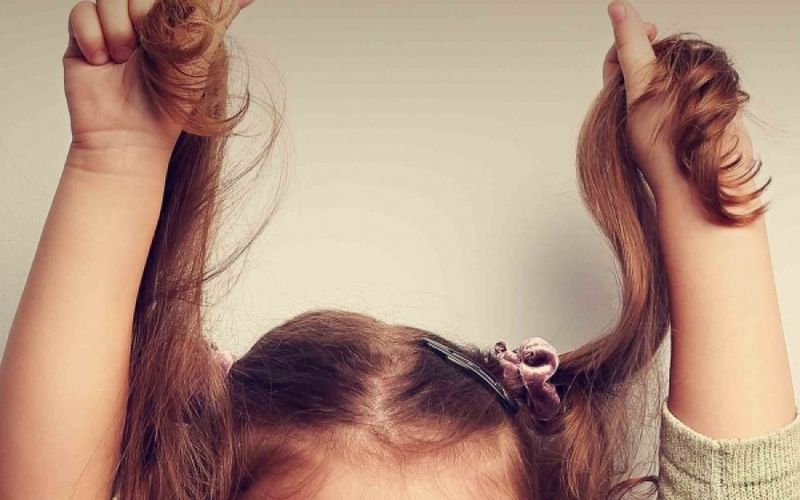 Παίδων Πεντέλης: Αφαίρεσαν τεράστια μπάλα από τρίχες από το στομάχι 8χρονης (Video) - Media