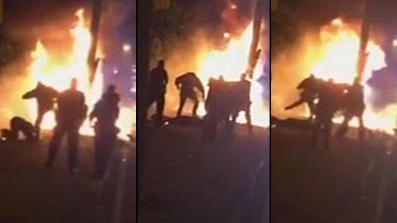 Κτηνωδία: Αστυνομικοί ξυλοκοπούν άνδρα που έχει αρπάξει φωτιά (Video, σκληρές εικόνες) - Media