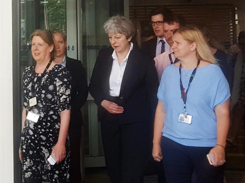 Οργή κατά Μέι - Αποχώρησε υπό γιουχαΐσματα από τον «πύργο της κολάσεως» (Video) - Media