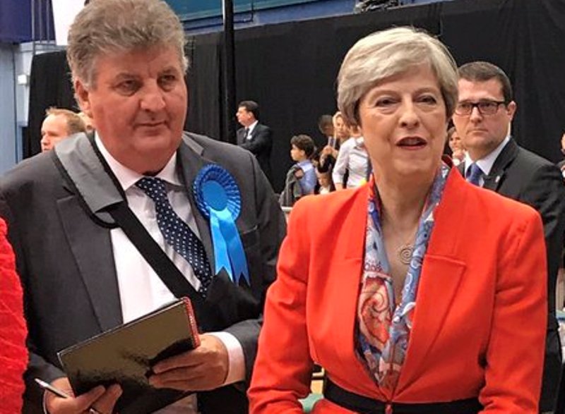 Η πιο αμήχανη στιγμή της Τερέζα Μέι στις βρετανικές εκλογές (Photos) - Media