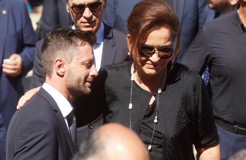 Με την κατσούνα του Κωνσταντίνου Μητσοτάκη στα χέρια η Ντόρα Μπακογιάννη (Photo) - Media