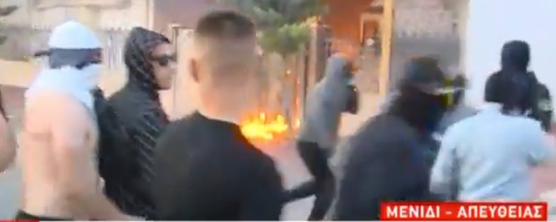 Πεδίο μάχης το Μενίδι: Δακρυγόνα και συμπλοκές με τα ΜΑΤ – κουκουλοφόροι πέταξαν μολότοφ σε αυλή σπιτιού Ρομά (Video) - Media