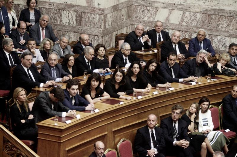 Παιδιά, εγγόνια και φίλοι στο μνημόσυνο Μητσοτάκη στη Βουλή (Photos) - Media