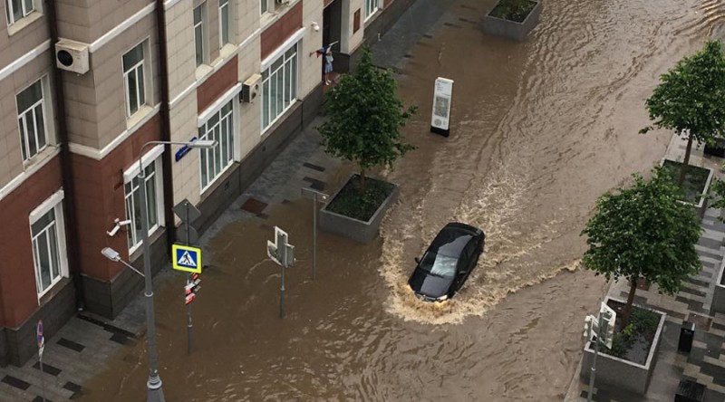 Kαταρρακτώδεις βροχές "χτύπησαν" τη Μόσχα: Θα χρειαστούμε βάρκες, έγραφαν οι χρήστες στα social media (Photos, Videos) - Media